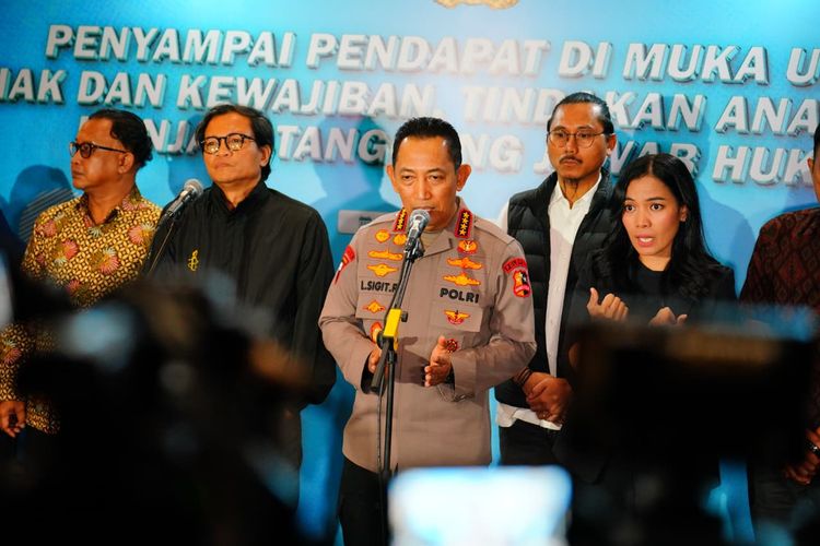 Kapolri Jenderal Listyo Sigit Prabowo usai diskusi bersama koalisi masyarakat sipil di Gedung PTIK, Jakarta Selatan, Senin (29/9/2025).
