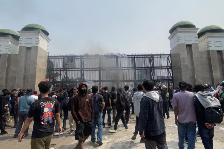 Polisi Padamkan Api yang Dibakar Massa Depan Gerbang DPR, tapi Malah Dikejar