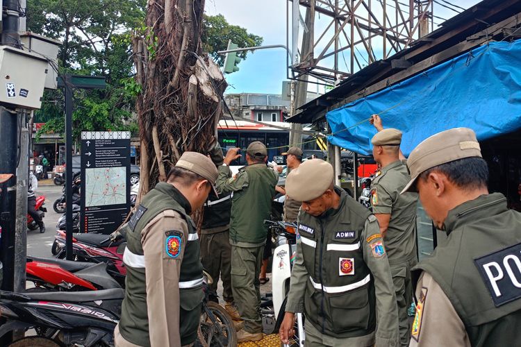 PKL di Trotoar Jalan Raya Bogor Ditertibkan, Dinilai Picu Kemacetan