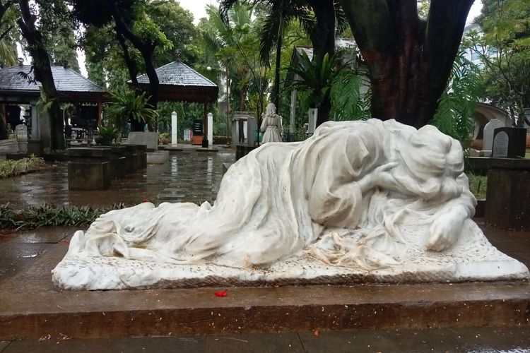 Patung Crying Lady di Museum Taman Prasasti yang menceritakan kisah pilu seorang istri kehilangan suaminya akibat penyakit malaria di Batavia pada masa itu.