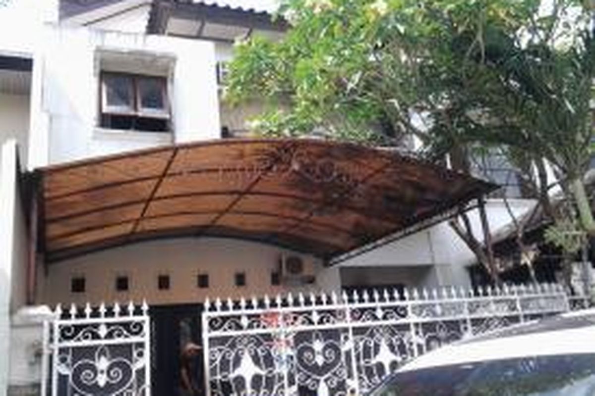 Jendela di lantai dua tersebutlah yang menjadi pintu keluar Pipik Dian Irawati dan kedua anaknya, Abi dan Adiba untuk menyelamatkan diri dari kebakaran di rumah mereka di Jalan Narmada III, Rempoa, Jakarta Selatan, Jumat (20/6/2014).