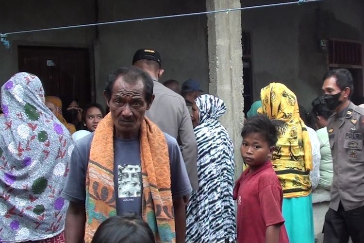 Mayat seorang kakek yang ditemukan di salam sumur gegerkan warga Kecamatan Bajeng, Kabupaten Gowa, Sulawesi Selatan. Rabu, (31/8/2022).