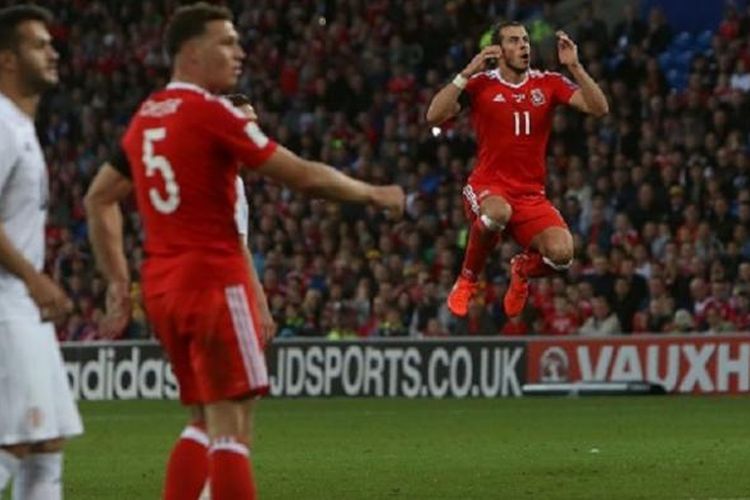 Pemain Wales, Gareth Bale, menunjukkan ekspresi kecewa setelah tendangan bebasnya gagal menembus gawang Georgia, Minggu (9/10/2016). 