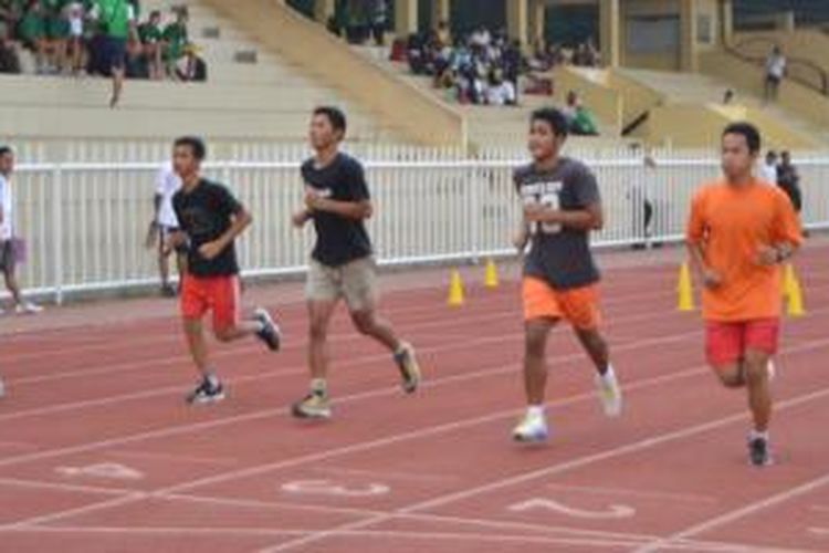 Para atlet Pra PON melakukan beep test di stadion Rawamangun.