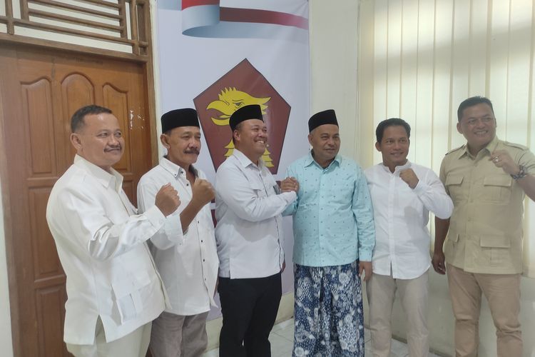 Ketua DPC Gerindra Demak Maskuri (mengenakan sarung) swafoto bersama saat menerima penjaringan pendaftaran Edy Sayudi untuk menjadi bakal calon Bupati Demak di DPC Gerindra, Jumat (10/5/2024). 