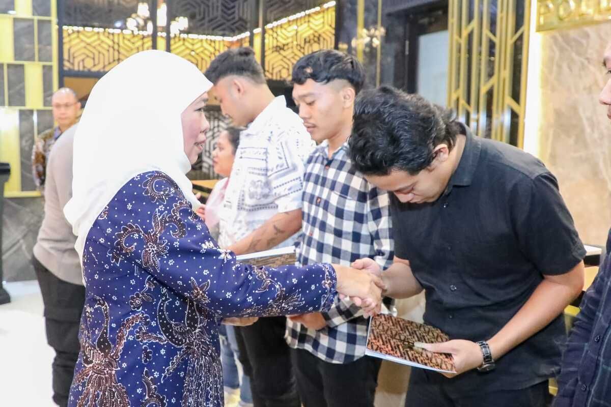 Gubernur Jawa Timur Khofifah Indar Parawansa saat menerima enam warga Jatim korban yang kembali ke Tanah Air setelah mengaku menjadi korban TPPO di Myanmar, Selasa (27/6/2023).