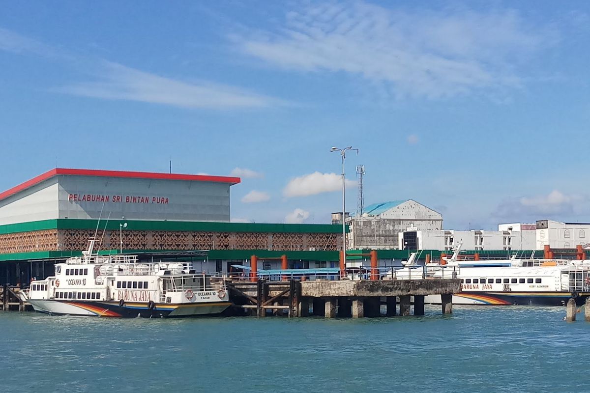 Beberapa kapal penumpang bersandar di Pelabuhan Sri Bintan Pura Kota Tanjungpinang, Provinsi Kepri. Mereka tidak bisa berlayar karena solar kosong. 