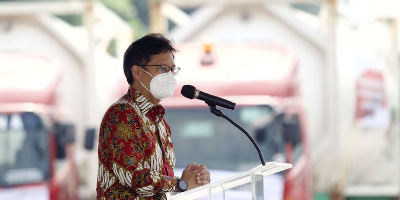 Menteri Kesehatan, Budi Gunadi  memberi sambutan saat menerima bantuan 500 ton oksigen dari Indonesia Morowali Industrial Park di Pelabuhan Tanjung Priok, Jakarta, Selasa (6/7/2021).