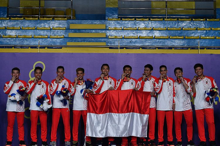Timnas bulu tangkis putra Indonesia menunjukkan medali emas saat menjuarai nomor beregu putra SEA Games 2019 di Kompleks Olahraga Muntinlupa, Manila, Filipina, Rabu (4/12/2019). Tim bulu tangkis beregu putra Indonesia meraih medali emas setelah mengalahkan Malaysia dengan skor 3-1.