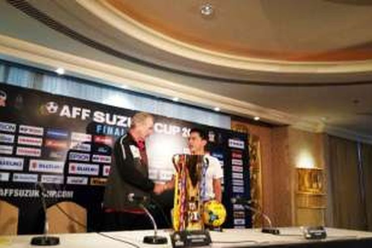Pelatih tim nasional Indonesia , Alfred Riedl, berbincang dengan pelatih Thailand, Kiatisuk Senamuang, dalam jumpa pers jelang final kedua Piala AFF 2016 di Stadion Rajamangala, Jumat (16/12/2016).  