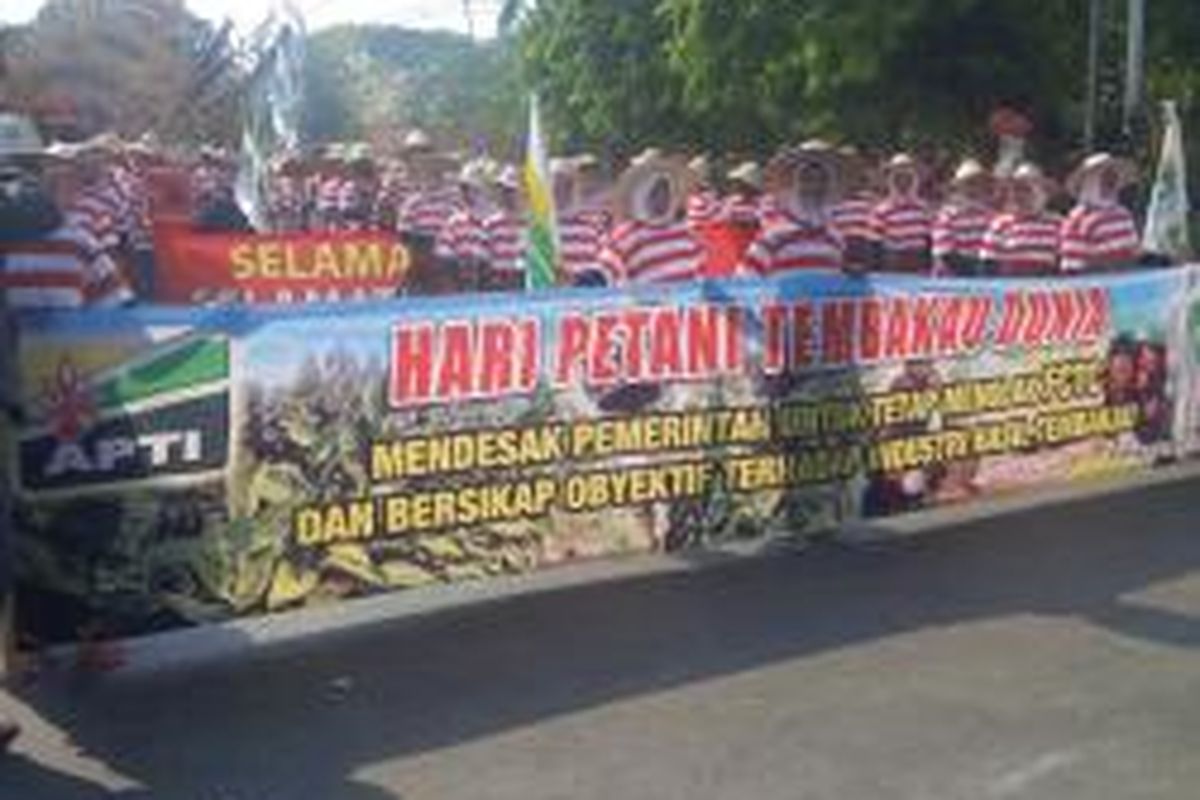 Pawai petani tembakau dari berbagai daerah di Indonesia dalam rangka Hari Petani Tembakau Dunia, Rabu (27/10/2014) di Kabupaten Pamekasan. 