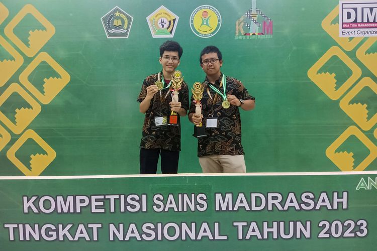 Fauzi Kemal Maulidi (kiri) dan Baruna Adi Sanjaya (kanan) siswa SMA Cahaya Rancamaya meraih dua medali emas bidang Kimia dan Matematika ajang Kompetisi Sains Madrasah 2023 di Kendari, Sulawesi Tenggara.