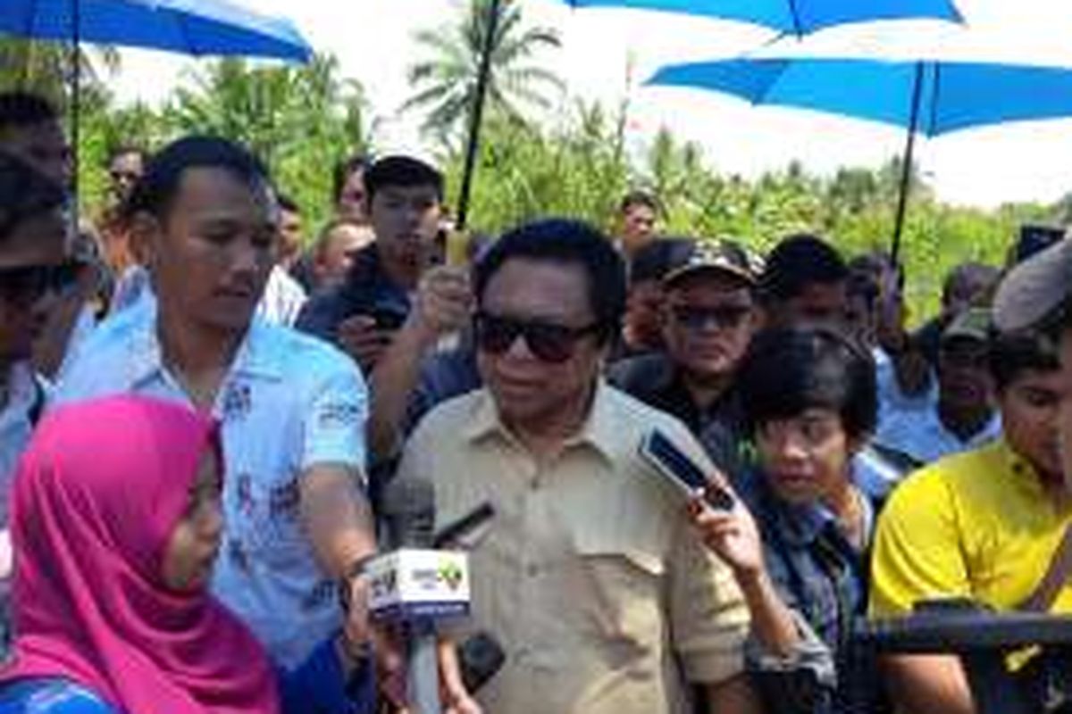 Wakil Ketua MPR Oesman Sapta saat meninjau lokasi rencana pembangunan Jembatan Kapuas III di Desa Sungai Rengas, Kabupaten Kubu Raya, Kalbar (4/5/2016)