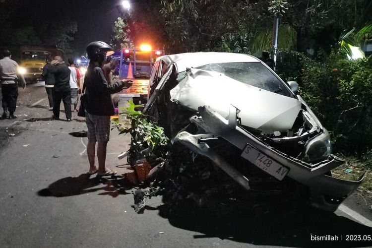 Kondisi Mobil Kijang Inova yang ringsek usai tabrakan dengan rombongan mobil truk Brimob Polda Jatim di Jalan Raya Babat-Bojonegoro, tepatnya di Desa Sukowati, Kecamatan Kapas, Bojonegoro. Jawa Timur.