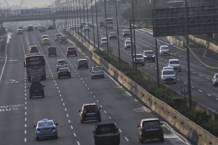 Tol Jakarta-Sikampek, Pekasi, Jawa Barat, Jumat (1/1/2021) beberapa kendaraan melintas.  Arus balik libur Natal dan Tahun Baru terlihat ramai di ruas tol Jakarta-Sigambek I dan II.  Antara foto / fakri hermansia / aww.