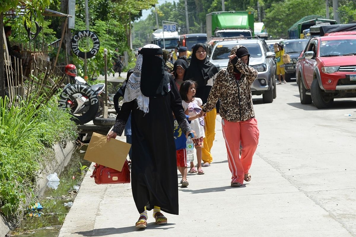 Warga kota Marawi mulai meninggalkan kota itu untuk menghindari baku tembak yang masih berlangsung antara kelompok militan dan tentara Filipina.