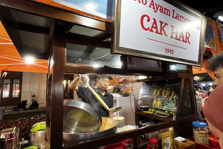 Soto legendaris Soto Cak Har yang ikut sebagai peserta dalam Festival Soto Nusantara 2025 yang menghadirkan sajian soto dari berbagai Indonesia di Alun-alun Kota Surabaya, Jumat (13/6/2025). 