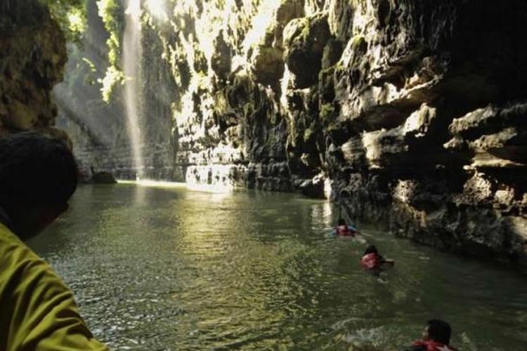 Wisatawan berenang di Green Canyon, Cijulang, Pangandaran, Jawa Barat, Sabtu (4/5/2013). Obyek wisata ini menawarkan keindahan dinding bebatuan yang ditutupi lumut dan wisatawan dapan menikmatinya dengan menyusuri sungai menggunakan perahu.