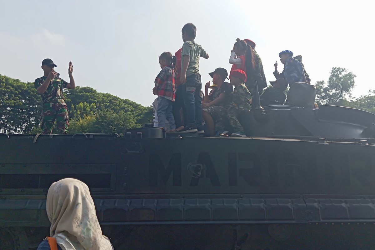 Seru, Foto di Atas Tank Saat Gladi HUT ke-79 TNI