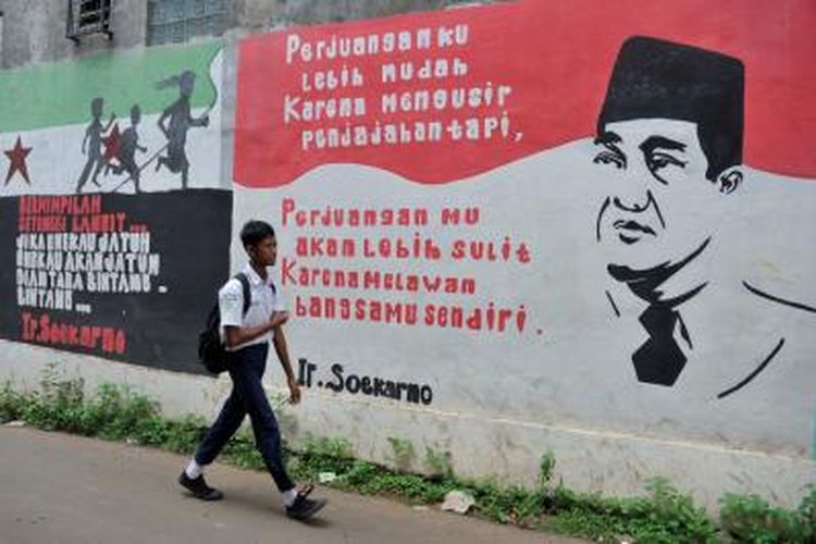 Penggalan pidato Bung Karno mewarnai mural di Jalan RE Martadinata, Cipayung, Ciputat, Kota Tangerang Selatan, Banten, Selasa (6/11/2018).