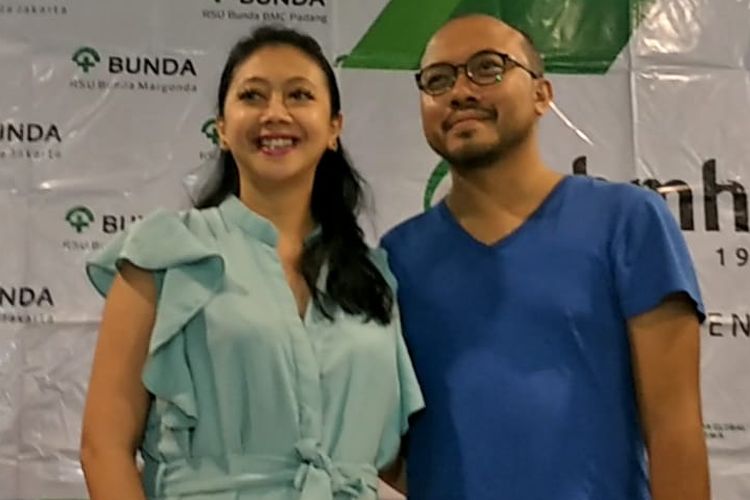 Asri Welas dan suaminya Galiech Ridha Rahardja saat ditemui di RSIA Bunda, Jakarta Pusat, Selasa (16/4/2019).