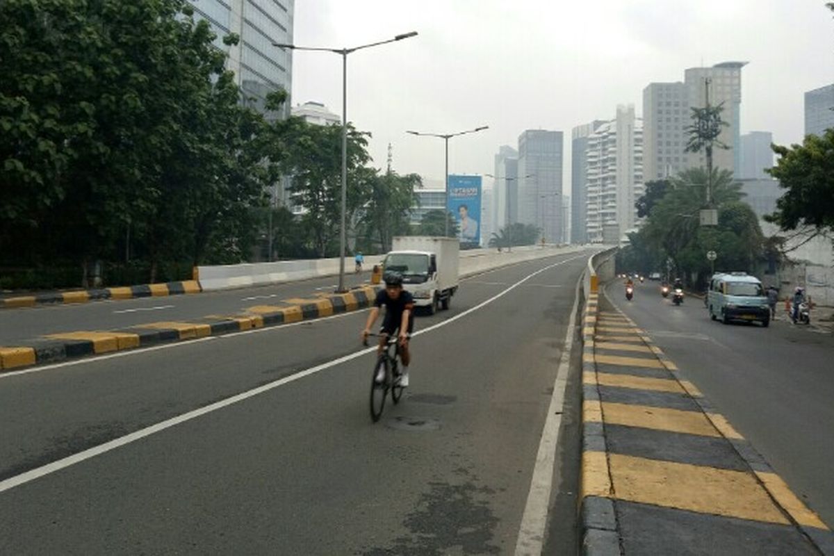 Pesepeda road bike kembali melintasi Jalan Layang Non Tol (JLNT) Kampung Melayu-Tanah Abang setelah mendapatkan protes dari koalisi masyarakat, salah satunya Bike 2 Work, beberapa waktu lalu. Hal tersebut terlihat di JLNT pada Sabtu (19/6/2021) pagi.
