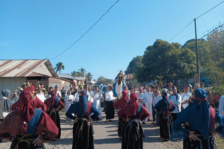 Prosesi Perarakan Arca Bunda Maria Festival Golo Koe 2026, Umat Muslim Ikut Terlibat