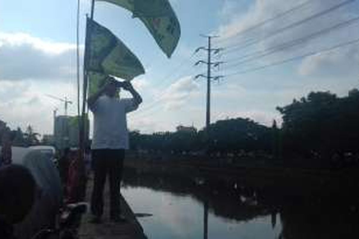 Calon gubernur DKI Jakarta nomor tiga Anies Baswedan saat menyusuri aliran Kali Mookevart di di Jalan Dharwa Wanita, Cengkareng, Jakarta Barat saat kunjungan kampanyenya di lokasi tersebut, Jumat (6/1/2017). 