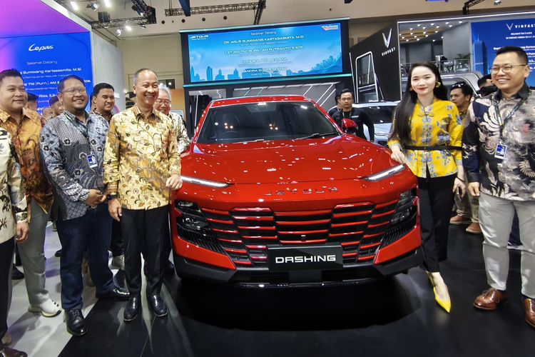 Menteri Perindustrian (Menperin) Agus Gumiwang Kartasasmita berkunjung ke booth Jetour di GIIAS 2025.