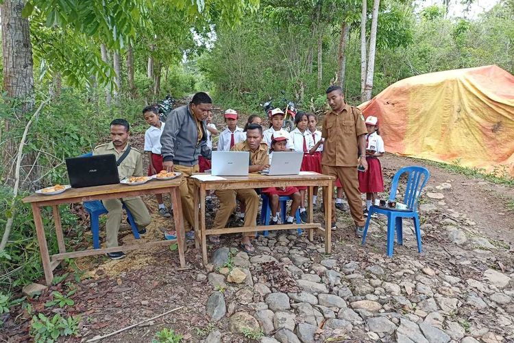 Sebanyak 12 siswa SDK SULIT, DESA PAAN WARU, KECAMATAN ELAR SELATAN, KAB. MANGGARAI TIMUR,NTT, SENIN, (17/10/2022) melaksanakan ANBK di Badan jalan Elar Selatan karena jaringan sinyal sulit dan tidak stabil. (DOK/ORANGTUA MURID-MARSELINUS EKUNG)