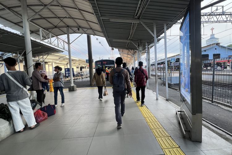 Puas Liburan, Kembali ke Realita: Pekerja Mengejar Waktu di Stasiun Bogor