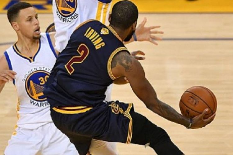 Stephen Curry mencoba menjaga pergerakan Kyrie Irving saat Golden State Warrios menjamu Cleveland Cavaliers di Oakland pada final NBA, Minggu (5/6/2016). 