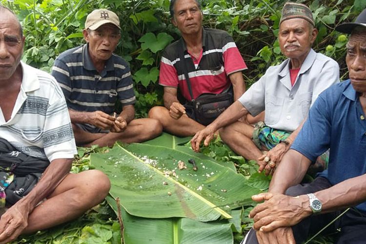 Tua adat dan pemilik lahan yang ikut melaksanakan ritual Podo Puzu di Sungai Waemokel dan Waekoe, Sabtu (2/12/2017). Ini merupakan ritual tahunan dalam memberantas hama belalang dan binatang lainnya yang merusakan tanaman di Kampung Padarambu, Kelurahan Watunggene, Kecamatan Kota Komba, Kabupaten Manggarai Timur, Flores, NTT.