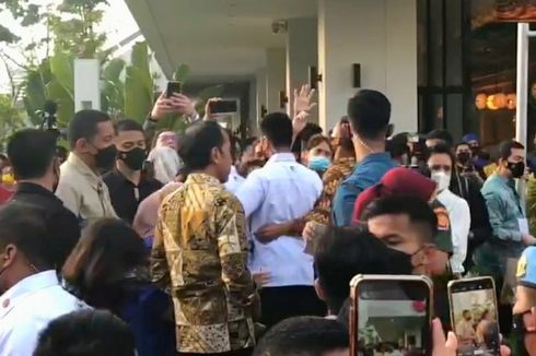 Ketika Jokowi Lepas Masker di Tengah Kerumunan Warga di Sarinah...