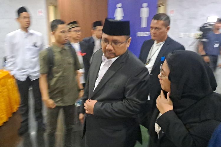 Menag Yaqut Cholil Qoumas menghadiri sidang isbat di kantor Kemenag, Jakarta Pusat, Minggu (10/3/2024). 