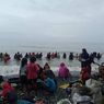 Warga dari Luar Datang ke Pantai Tamilow, Ada yang Diizinkan Mendulang Emas, Sejumlah Orang Dilarang
