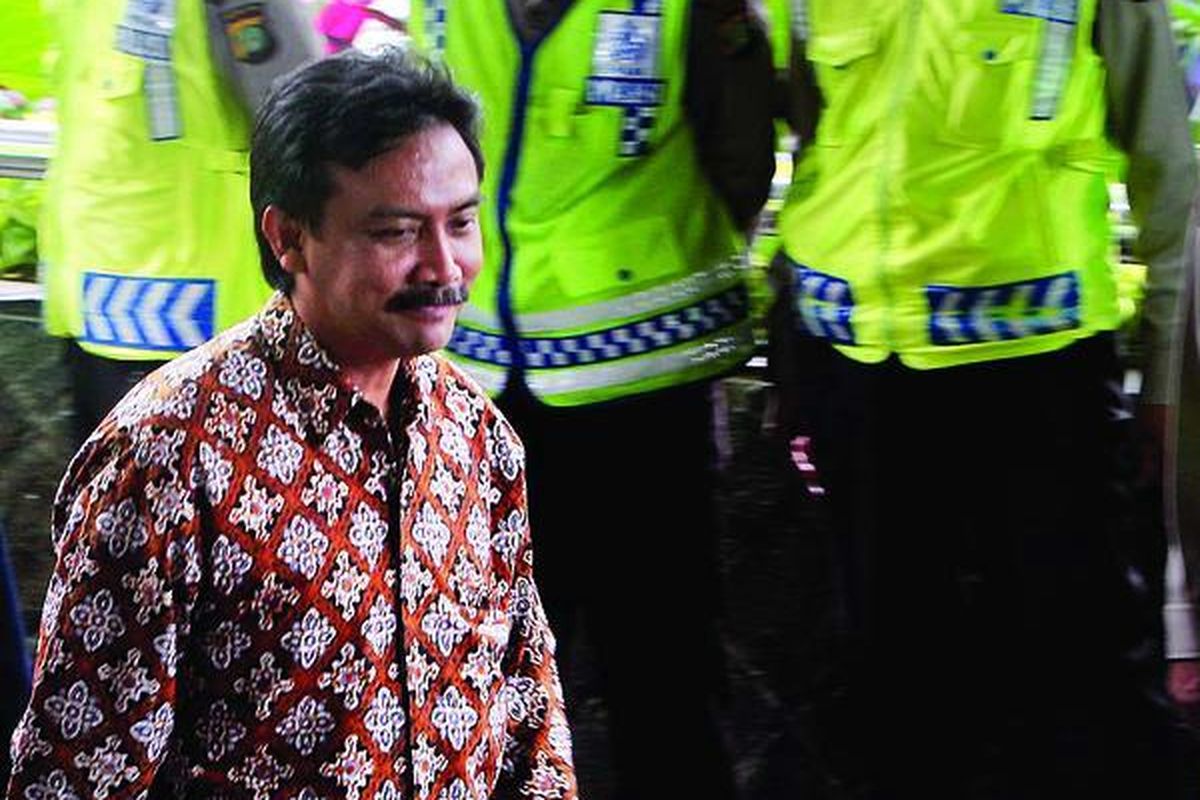 Mantan Menteri Pemuda dan Olahraga Andi Alifian Mallarangeng memenuhi panggilan Komisi Pemberantasan Korupsi,  Jumat (11/1), di Jakarta. Andi diperiksa sebagai saksi dalam penyidikan kasus dugaan korupsi proyek pembangunan  Pusat Pendidikan, Pelatihan, dan Sekolah Olahraga Nasional  di Bukit Hambalang, Bogor, Jawa Barat.