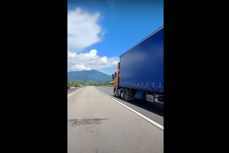 Tangkapan layar dari video yang menunjukkan truk di Malaysia membunyikan klakson berirama lagu Baby Shark.