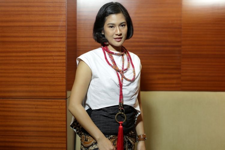 Pemeran tokoh Kartini, Dian Sastrowardoyo berpose seusai wawancara eksklusif Kompas.com seputar film Kartini di Jakarta, Jumat (7/4/2017). Film garapan sutradara Hanung Bramantyo mengisahkan perjuangan RA Kartini akan tayang di bioskop mulai 19 April 2017. 
