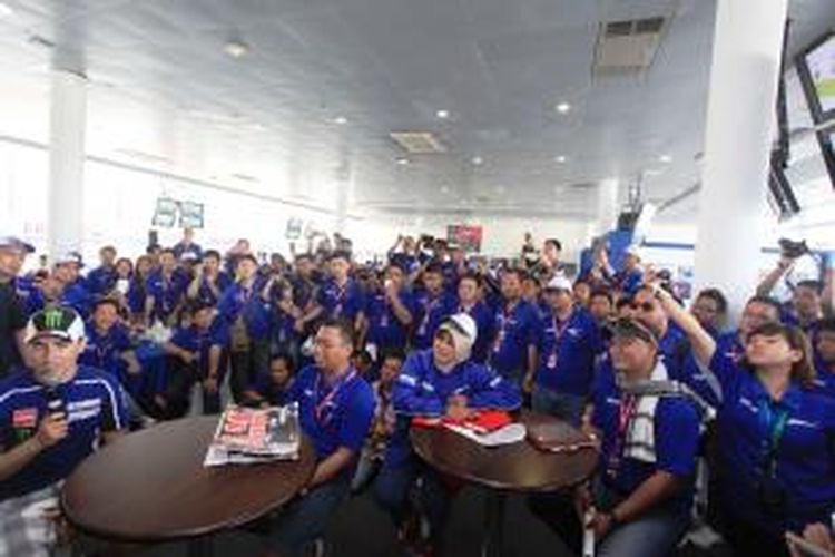 Robiatul Adawiyah (depan, tengah) berada di antara rombongan Yamaha dari Indonesia, mendengarkan Jorge Lorenzo (kiri, tangah) berbicara, sebelum turun balapan pada GP Malaysia, di Sirkuit Sepang, Minggu (13/10/2013).