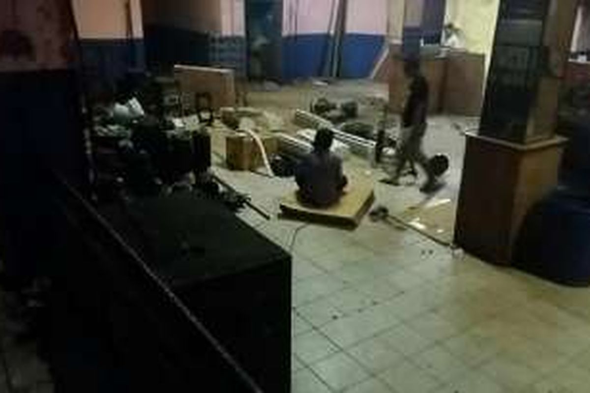 Suasana kafe RC 121 seusai operasi pemberantasan penyakit masyarakat di kawasan Kalijodo, Jakarta Barat, Sabtu (20/2/2016).