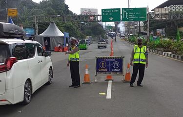 Ilustrasi polisi menerapkan sistem ganjil genap di Simpang Gadog, Puncak Bogor, Jawa Barat.
