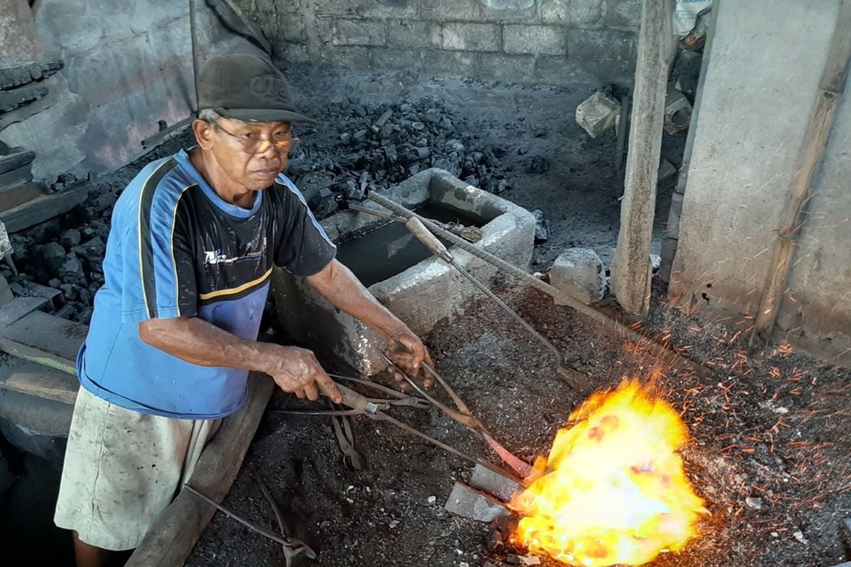 Pengrajin Pandai Besi di Dusun Kajar II, Desa Karangtengah, Kecamatan Wonosari, Gunungkidul, Memproduksi Alat Pertanian Jumat (8/11/2019)