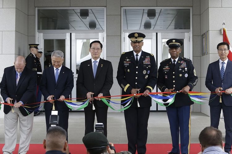 Menteri Pertahanan Korea Selatan Song Young-moo (tiga dari kiri) dan Jenderal Vincent Brooks (empat dari kiri), komandan Pasukan PBB, Pasukan AS di Korea dan Komando Gabungan, memotong pita yang menandakan peresmian Camp Humphreys, markas militer AS terbaru di Korea Selatan. 