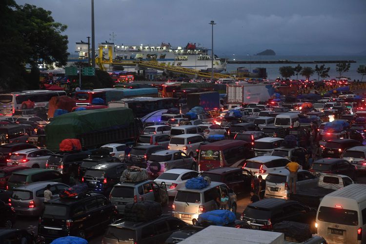 Sejumlah kendaraan mengantre untuk memasuki kapal di Pelabuhan Merak, Banten, Sabtu (30/4/2022). Pengelola pelabuhan PT ASDP Indonesia Ferry memprediksi puncak arus mudik Pelabuhan Merak akan berlangsung hingga H-2 atau 30 April 2022.