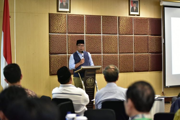 Gubernur Jabar Terpilih Ridwan Kamil saat berbicara dalam kegiatan pertemuan tim optimasi dan sinkronisasi di Gedung Pelatihan Unpad, Jalan Dago, Kamis (2/8/2018). 