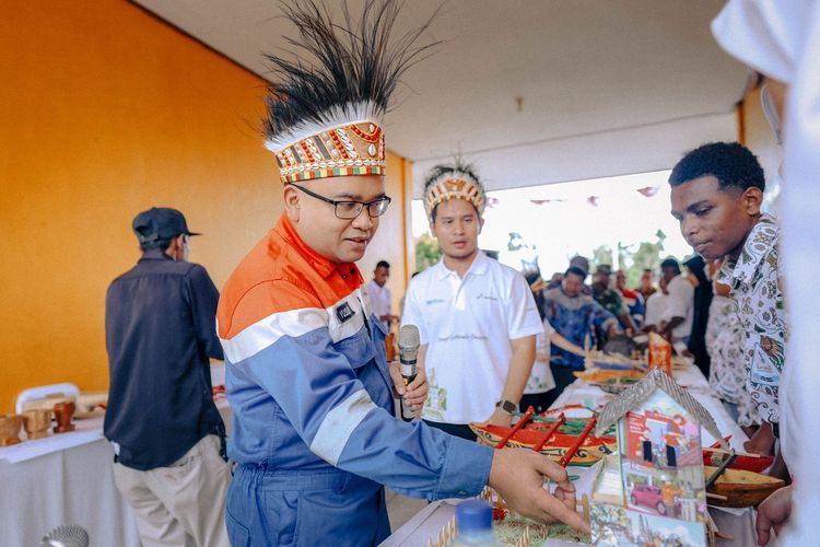 General Manager PT Kilang Pertamina Internasional RU VII Kasim, Yusuf Mansyur sedang melihat-lihat kerajinan tangan buatan siswa-siswi SMA Negeri 6, di Kampung Wayankede, Distrik Seget, Kabupaten Sorong, Provinsi Papua Barat Daya, Kamis (18/1/2024)