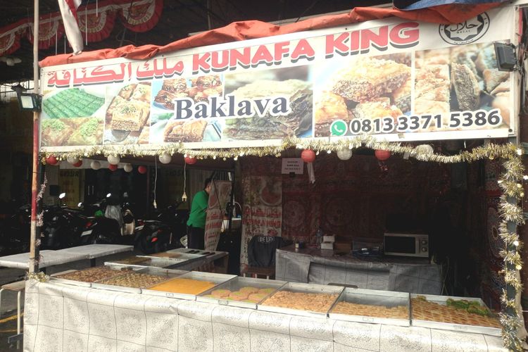 Kedai kunafa king condet berada di depan toko karam grosir