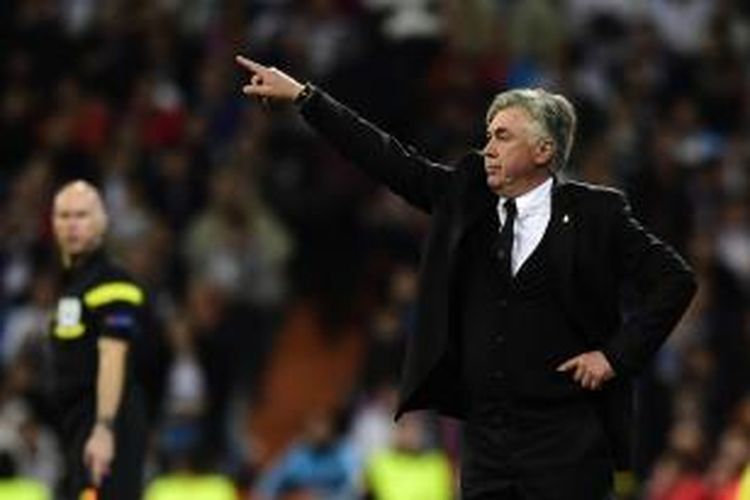 Gaya pelatih Real Madrid, Carlo Ancelotti, saat timnya bertemu Bayern Muenchen di leg pertama Liga Champions di Santiago Bernabeu, Rabu (23/4/2014).