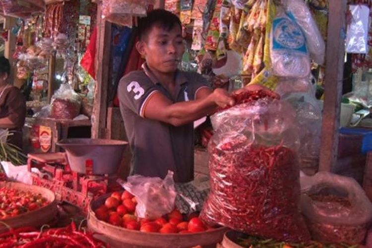 Salah satu pedagang aneka kebutuhan di Pasar Basah Kabupaten Trenggalek,menunjukkan cabai import dari Thailand (22/02/2017)